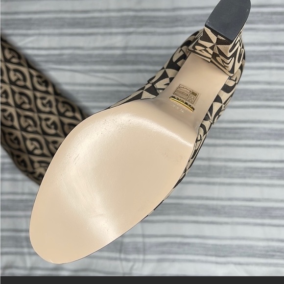 Brand new never worn . Authentic , but cannot fit 🤦🏾♀️ - Picture 2 of 7